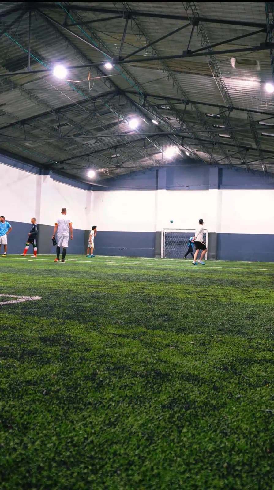 Partido entre amigos en la cancha sintética